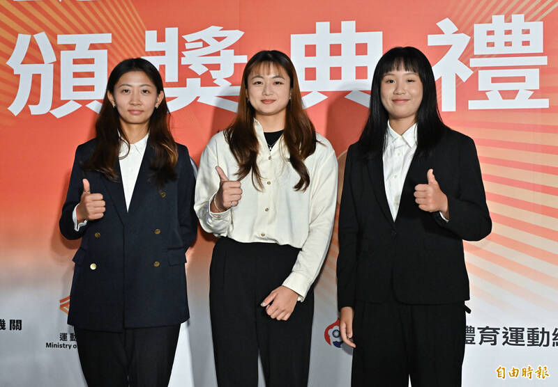 射箭女團選手邱意晴（左起）、李采璇與許芯慈獲頒國光體育獎章二等一級。（記者陳志曲攝）