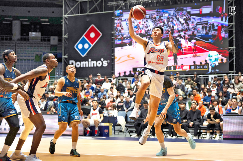 領航猿一哥盧峻翔（右）貢獻20分，率隊捍衛主場。（桃園領航猿提供）