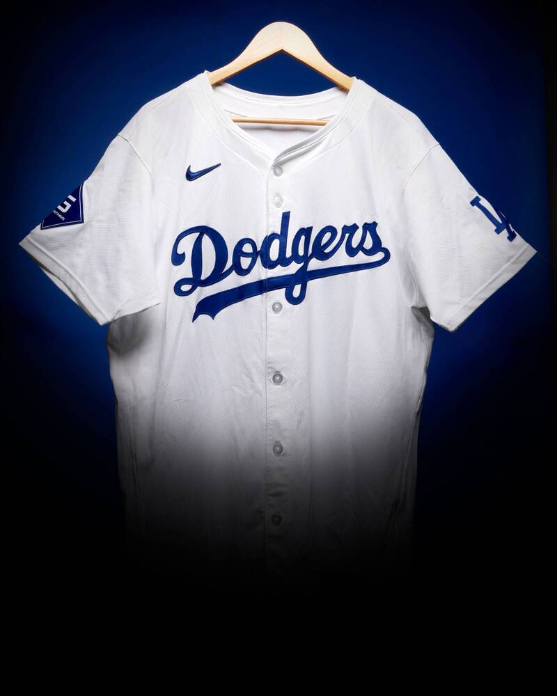 大谷翔平42號球衣結標33萬200美元。（圖片取自蘇富比網站）