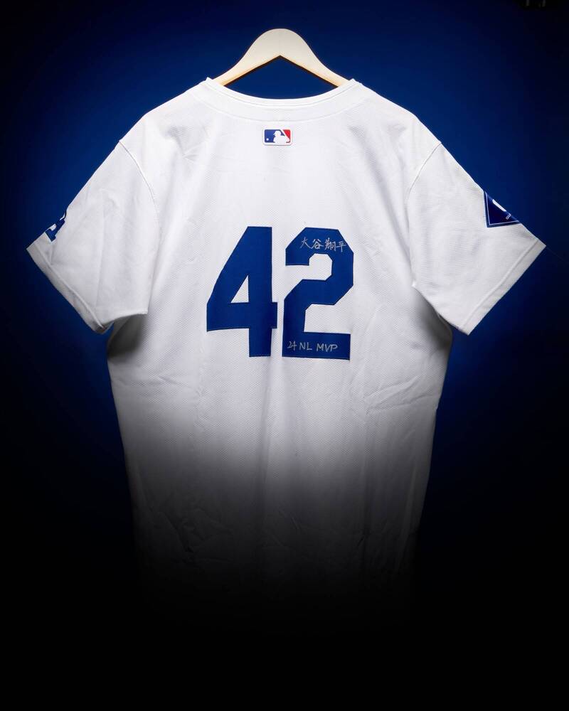 大谷翔平42號球衣結標33萬200美元。（圖片取自蘇富比網站）