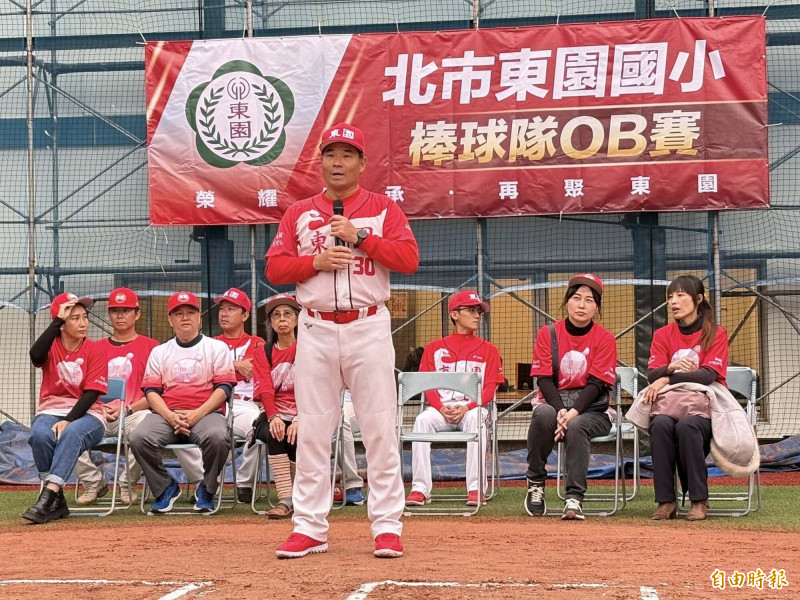 東園國小棒球隊總教練賴敏男歡迎校友返校參加第一屆OB賽。（記者徐正揚攝）