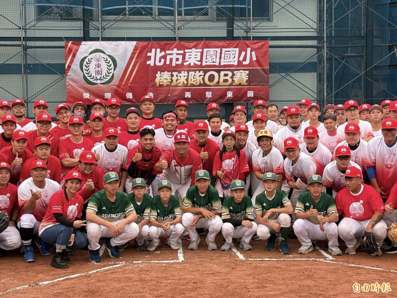 東園國小棒球隊舉行第一屆OB賽。（記者徐正揚攝）