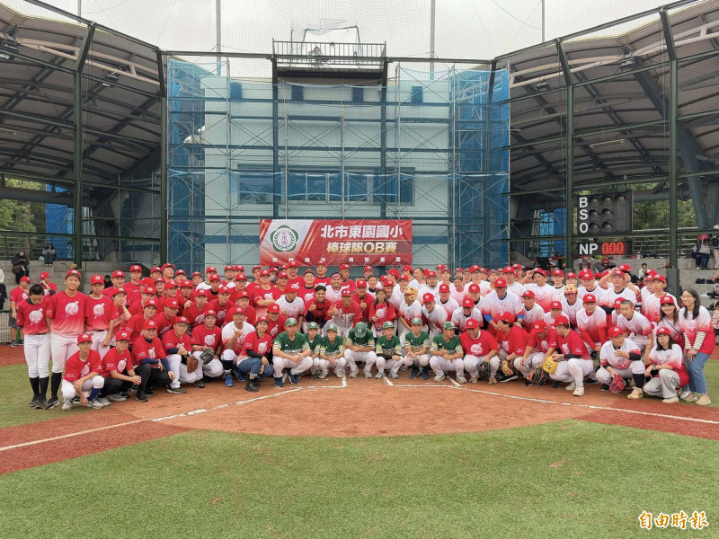 東園國小棒球隊舉行第一屆OB賽。（記者徐正揚攝）