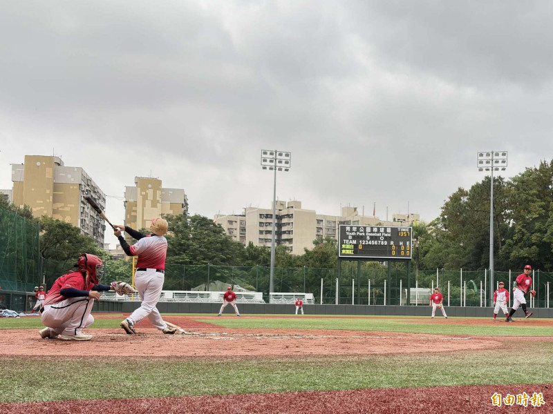 東園國小棒球隊在青年公園棒球場舉行第一屆OB賽。（記者徐正揚攝）