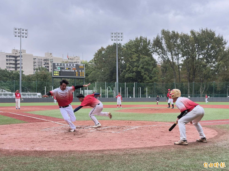 東園國小棒球隊在青年公園棒球場舉行第一屆OB賽。（記者徐正揚攝）