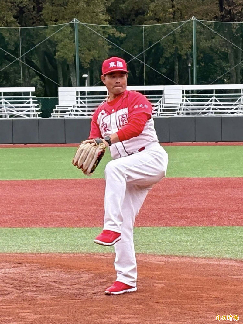 東園國小棒球隊總教練賴敏男在第一屆OB賽登板投球。（記者徐正揚攝）