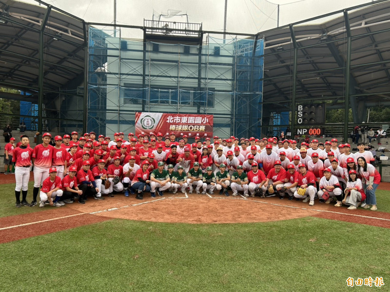 東園少棒今天在青年公園棒球場舉行OB賽。（記者羅志朋攝）