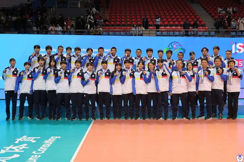 台灣排球小將在2025年世界中學生U15排球錦標賽，男、女代表隊都摘下銀牌。（高中體總提供）