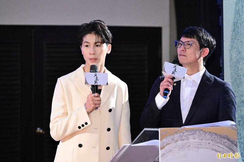 第8屆宏道獎頒獎典禮，拳擊選手林郁婷（左）首次擔任主持人。（記者陳逸寬攝）