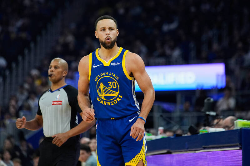 柯瑞（Stephen Curry）今天攻下39分，30歲後已經94場比賽單場拿超過35分，超越「籃球之神」喬丹（Michael Jordan）的93場，成為史上第一。（美聯社）