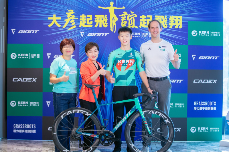 何彥誼（右2）加盟西班牙kern pharma車隊，經理奧羅斯（右1）和巨大執行長劉素娟（左2）等人共同祝賀。（捷安特提供）