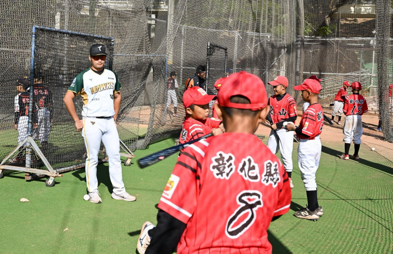 台鋼雄鷹曾昱磬（左）參加公益棒球訓練營。（台鋼雄鷹提供）
