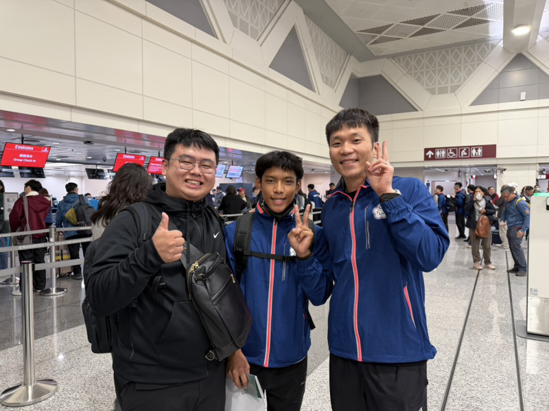 台東布農族少年邱奇希出征杜拜前，與運動部長李洋（右）及教陳麒安（左）合影。（記者黃明堂翻攝）