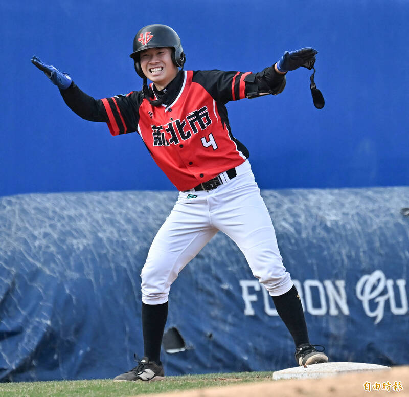 新北白游子慶敲出三壘安打。（記者陳志曲攝）