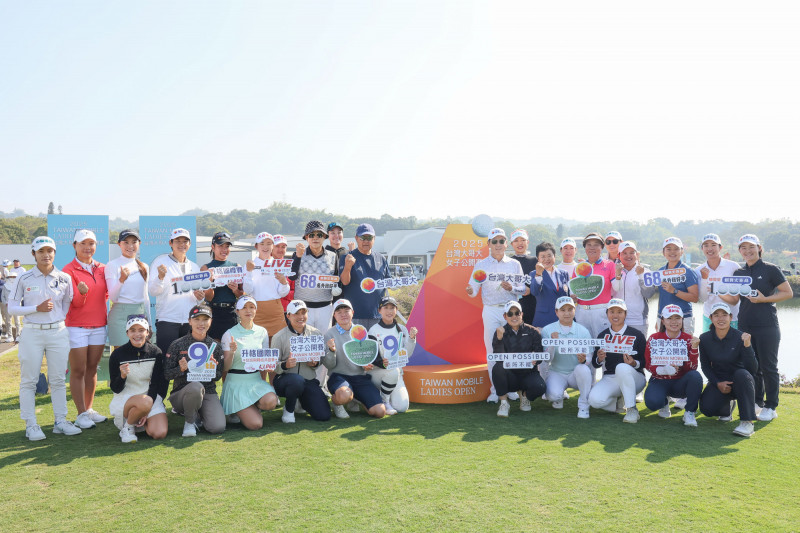 台灣大哥大董事長蔡明忠（後排中），開球儀式結束後與大會貴賓及選手合影。（台灣大哥大女子公開賽提供）