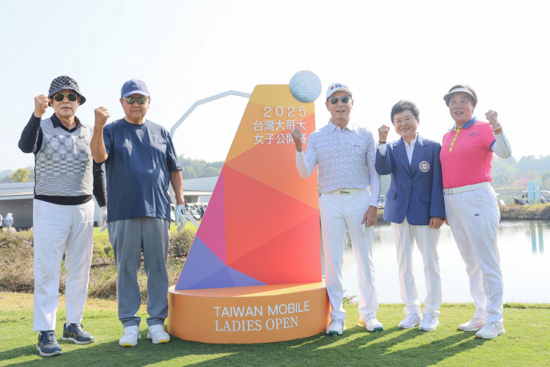 台灣大哥大董事長蔡明忠（中）、TLPGA理事長劉依貞（右1）、KLPGA副理事長金美會（右2）、AGLF理事長金正泰（左1）與台豐球場董事長林伯實（左2），開球儀式中為比賽選手加油打氣。（台灣大哥大女子公開賽提供）