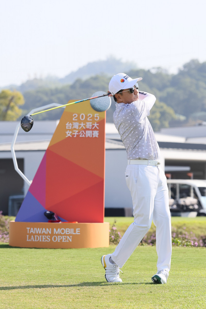 台灣大哥大董事長蔡明忠為2025年台灣大哥大女子公開賽開球。（台灣大哥大女子公開賽提供）