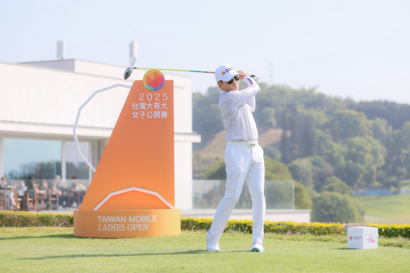 2025年台灣大哥大女子公開賽今日於彰化台豐球場舉行開球儀式，由台灣大哥大董事長蔡明忠親自主持開球儀式，為大會開出第一球。（台灣大哥大女子公開賽提供）