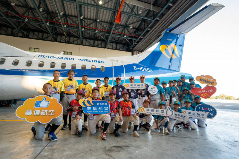 華信航空愛心服務社機組人員為小球芽上職涯體驗分享課程。（球芽基金提供）