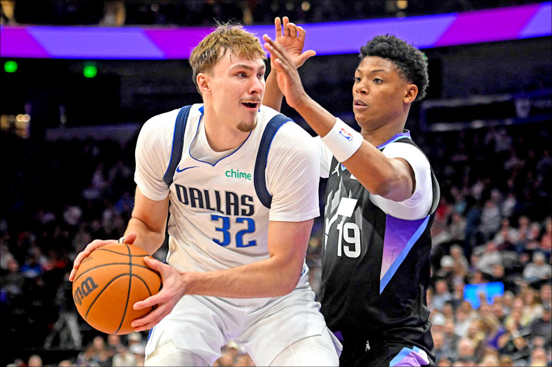 獨行俠狀元佛拉格（左）成為NBA史上首位18歲「40分先生」。（法新社）