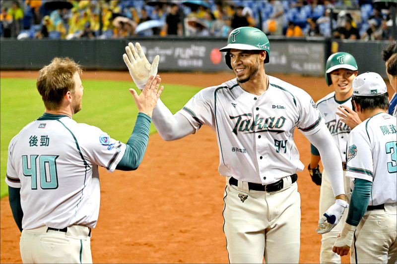 台鋼雄鷹以總值69.5萬美元合約續留洋砲魔鷹，洋投後勁也已達成簽約共識。（資料照）