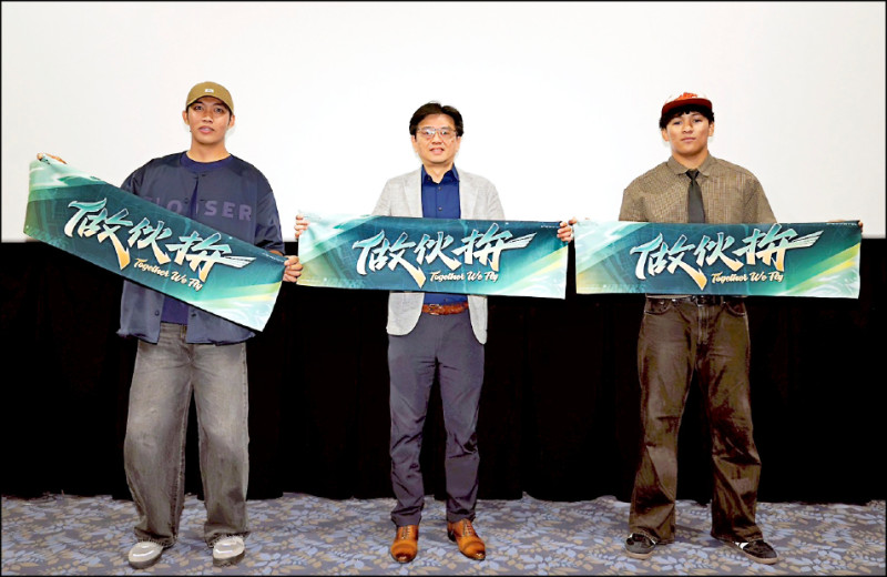 台鋼領隊劉東洋（中）表示，魔鷹的簽約進度，連早餐店老闆娘都關心。（台鋼雄鷹提供）