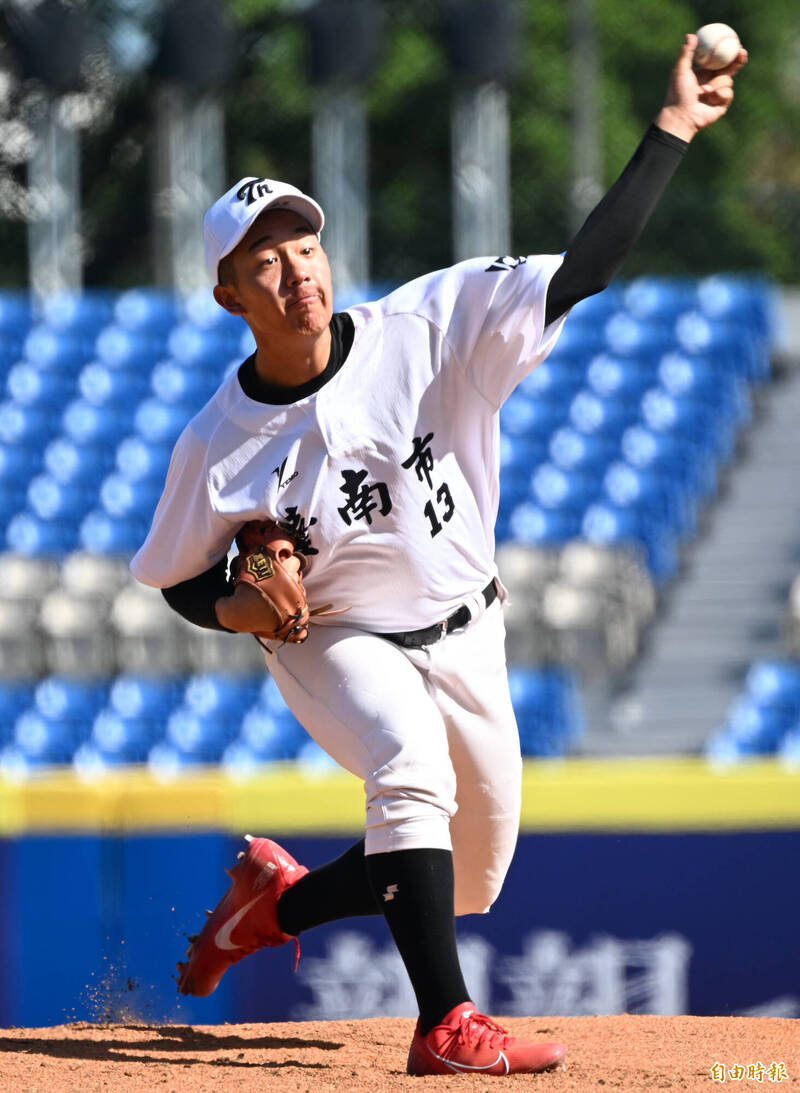 台南市在先發投手姜晉錫。（記者林正堃攝）