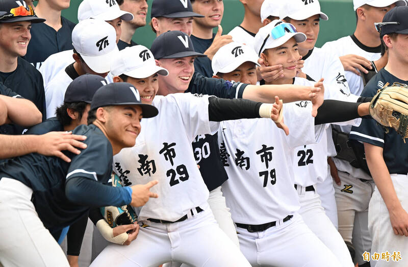 台南市扣倒澳洲維多利亞。（記者林正堃攝）