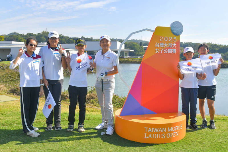 台中太平區頭汴國小的5位高球社團學生，今天特別前來台豐球場為包括徐薇淩（左4）在內的球星加油打氣。（台灣大哥大女子公開賽提供）