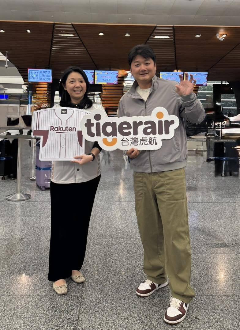 回任總教練的曾豪駒（右）帶領樂天桃猿展開封王旅遊。（取自樂天桃猿臉書）