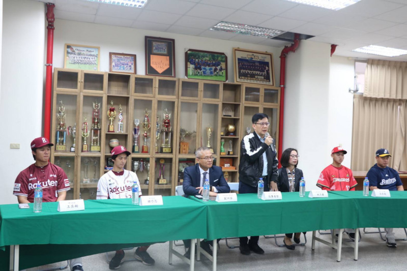 張廖萬堅陪同中職新秀球員回母校西苑高中捐款。（圖：張廖萬堅提供）