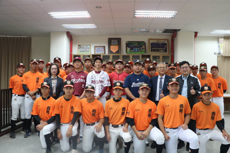 張廖萬堅陪同中職新秀球員鍾亦恩、吳承皓、焦子杰、王奕翔，回母校西苑高中捐款。（圖：張廖萬堅提供