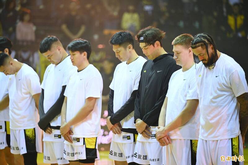 雙方球員賽前為台北隨機攻擊事件默哀。（記者陳逸寬攝）