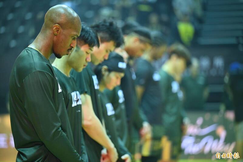 雙方球員賽前為台北隨機攻擊事件默哀。（記者陳逸寬攝）