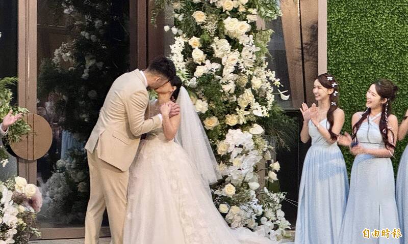 王齊麟今晚在台北萬豪酒店舉行世紀婚禮，和愛妻陳詩媛證婚交換誓詞。（記者林岳甫攝）