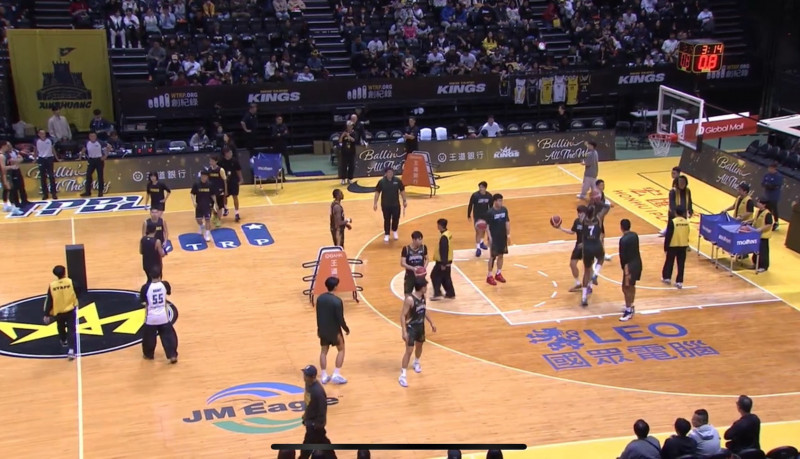 國王中場活動三分球大賽影響對手熱身時間。（擷取自直播畫面）