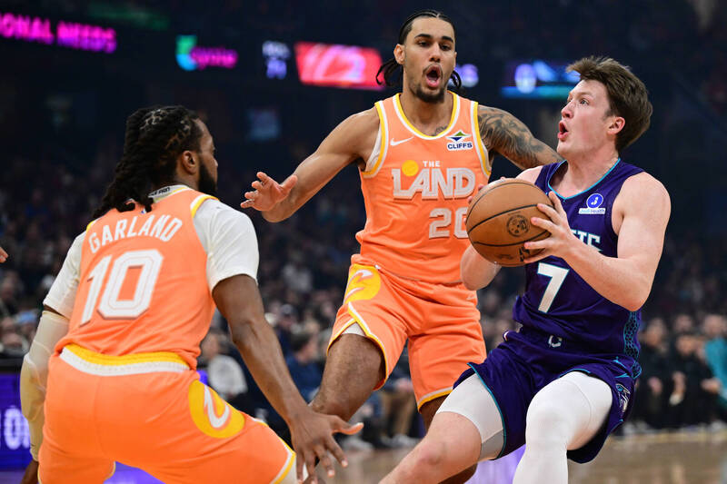 庫尼普爾（Kon Knueppel，右）只用29場就命中生涯第100顆三分，改寫聯盟最快紀錄。（美聯社）