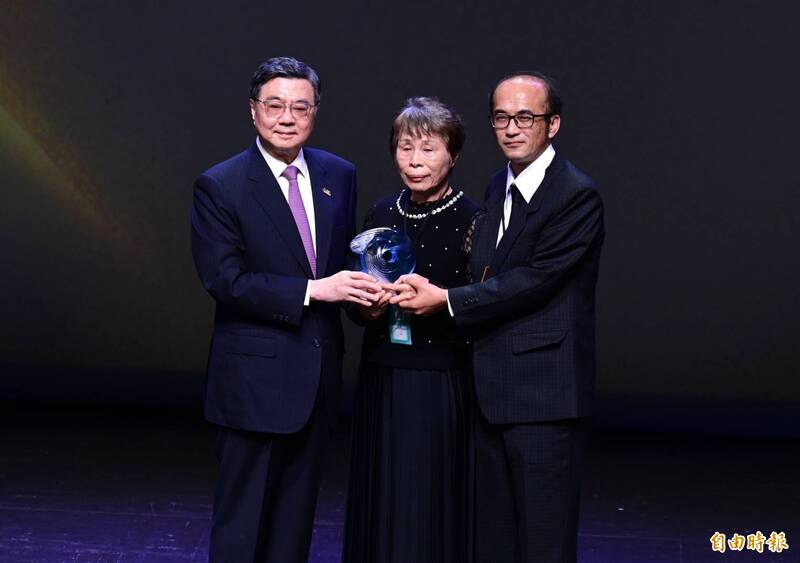 本屆終身成就獎，由蔡崇濱教練的兒子蔡瀚文先生代表領獎。（記者王藝菘攝）