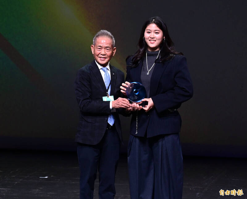 114年體育運動精英獎，江靜緣（右）獲得最佳新秀運動員獎。（記者王藝菘攝）