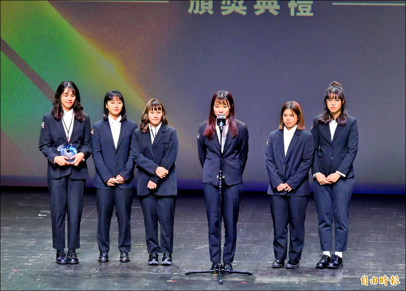 最佳運動團隊獎台灣女子拔河隊（記者王藝菘攝）