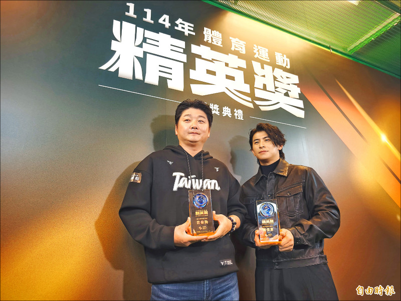 棒球12強台灣隊是精英獎最大贏家，曾豪駒（左）與陳傑憲分別榮獲最佳教練與最佳男運動員。（記者王藝菘攝）
