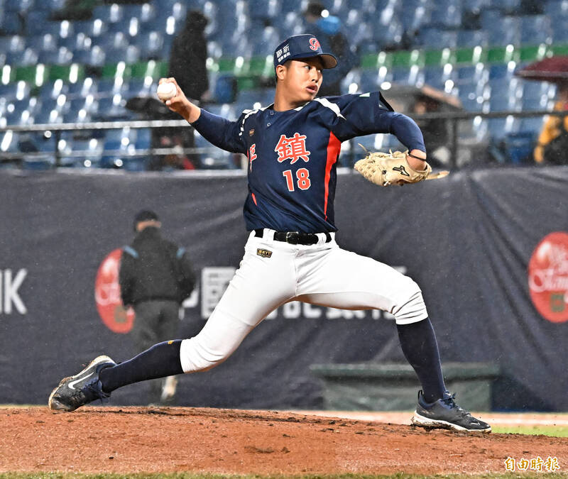平鎮高中先發投手蔡辰瀧。（記者陳志曲攝）