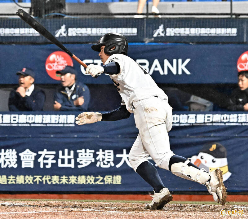 九州聯隊城野慶太敲安打回追平分。（記者陳志曲攝）