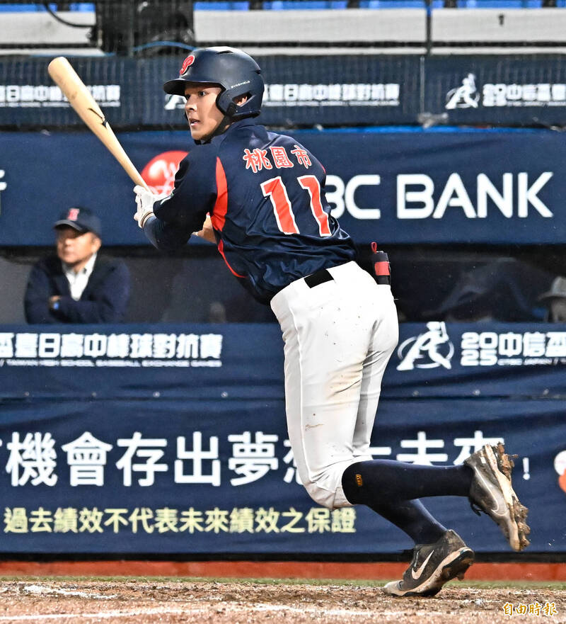 平鎮高中曾乙喆敲出安打。（記者陳志曲攝）
