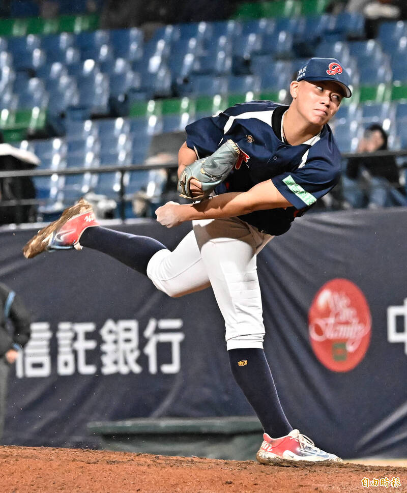 平鎮高中吳丞顥接替投球。（記者陳志曲攝）