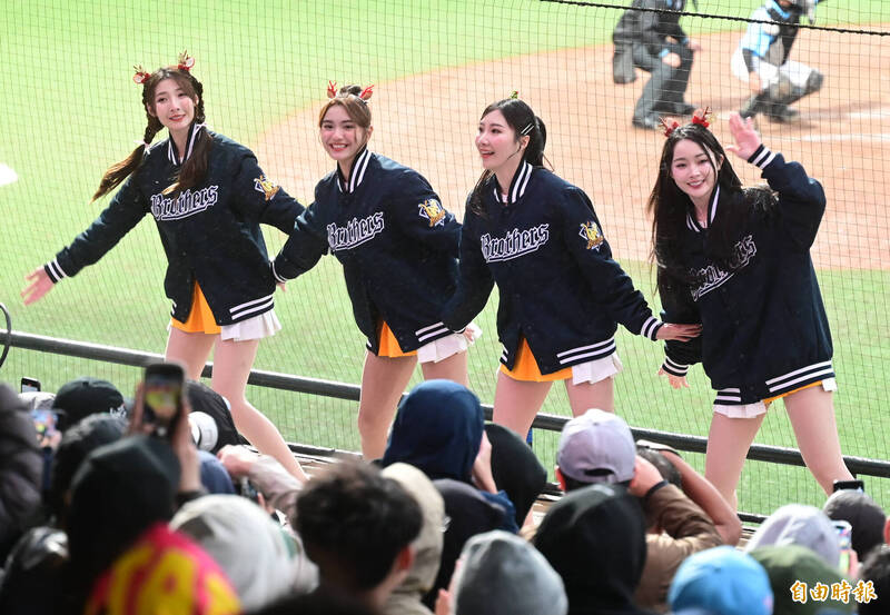 中信盃台日高中棒球對抗賽，中信啦啦隊Passion Sisters在觀眾席上應援。（記者王藝菘攝）