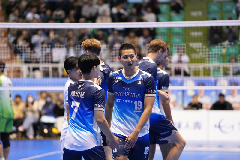 台鋼天鷹成為本季第一支撂倒台中連莊的隊伍。（台鋼天鷹提供）