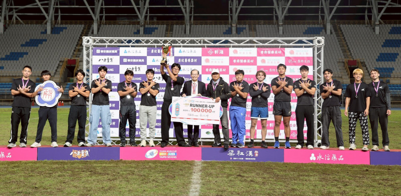 賽事創辦人杜元坤頒發亞軍給政治大學。（元坤運動文創提供）