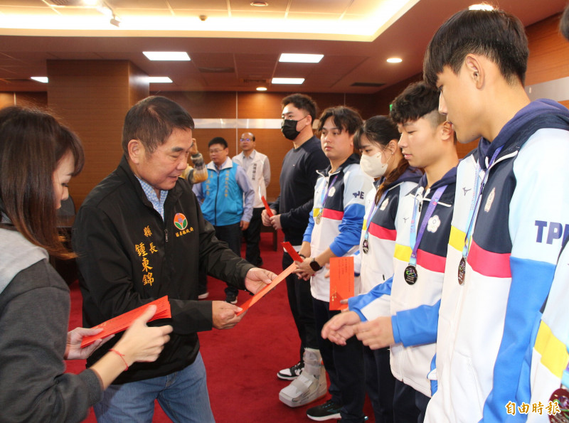 苗栗縣長鍾東錦（左2）致贈奪得世界排球賽銀牌的縣立苑裡高中5名排球選手。（記者張勳騰攝）