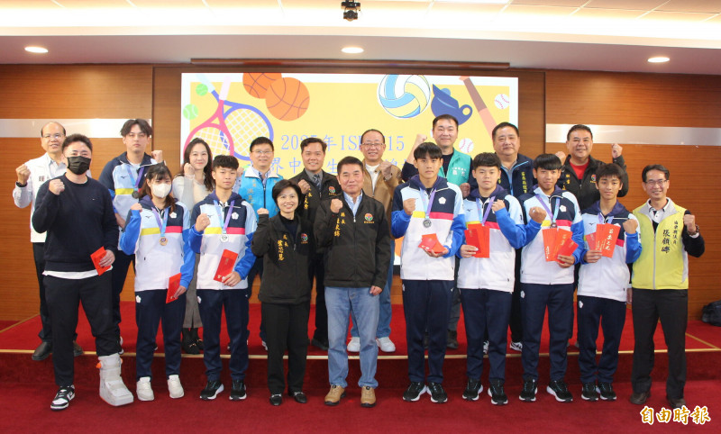苗栗縣立苑裡高中5名排球選手，奪得世界排球賽銀牌，苗栗縣長鍾東錦（前右6）等人頒發獎勵金。（記者張勳騰攝）